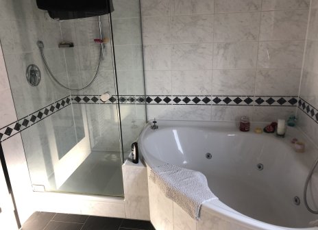 Badezimmer mit Wanne und Dusche