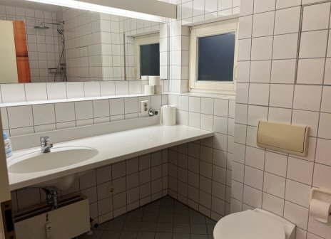 geäumiges Badezimmer